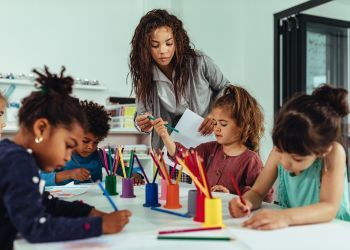 Pourquoi et comment se reconvertir dans la petite enfance ?