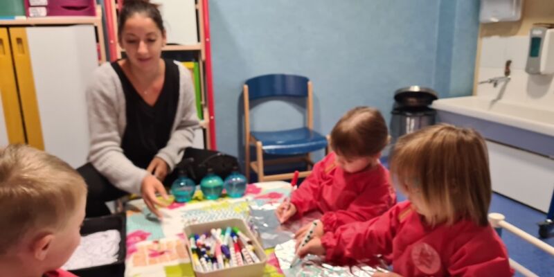 Travail en cr�che aupr�s des enfants