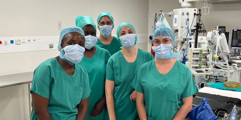 Photo de groupe dans une salle d'intervention